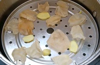 烧一锅开水，小花胶和姜片一起放蒸格上蒸5分钟。