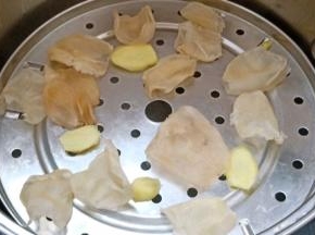 烧一锅开水，小花胶和姜片一起放蒸格上蒸5分钟。