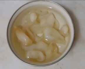 讲生姜片和花胶一起放入70度的水中泡发一晚。