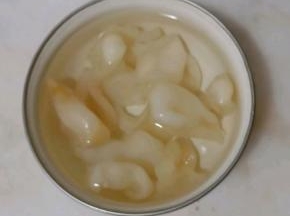 讲生姜片和花胶一起放入70度的水中泡发一晚。