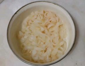 用剪刀剪成细条。