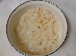 用剪刀剪成细条。