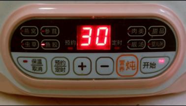 启动花胶程序3小时，最后20分钟加入冰糖，放凉后放入冰箱冷藏3小时以上即可。