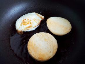 一面上色后翻面，两面同时上色，煎好后关火。