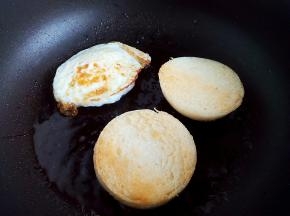 一面上色后翻面，两面同时上色，煎好后关火。
