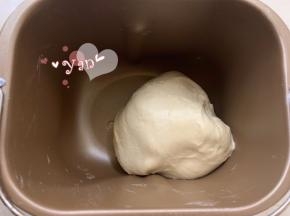 除黄油外的所有材料，先液体后固体的顺序放入面包机桶内。揉面20分钟后再加入黄油揉15分钟。