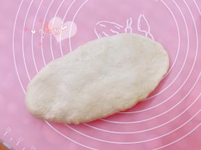 不必松弛，直接擀成长椭圆形，尾部擀薄。