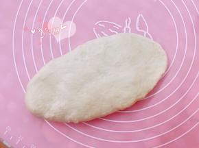 不必松弛，直接擀成长椭圆形，尾部擀薄。