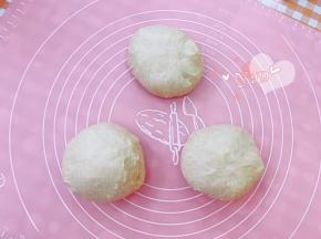 发酵好的面团取出排气，称重后平均分成3份，滚圆，收口朝上。