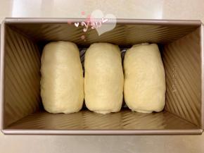 卷起2.5-3个圈，收口朝下，放入吐司模。