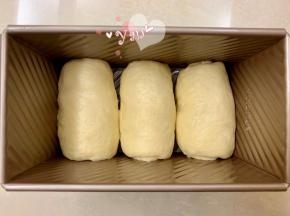 卷起2.5-3个圈，收口朝下，放入吐司模。