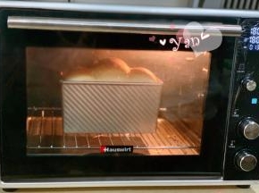 放入预热好的烤箱，中下层，上下火180度烤25分钟。上色及时加盖锡纸。