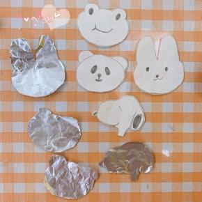 在纸上画出自己喜欢的卡通图案，再用锡纸小心剪下图案。