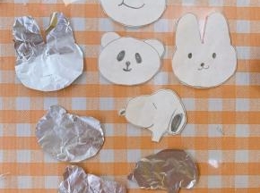 在纸上画出自己喜欢的卡通图案，再用锡纸小心剪下图案。