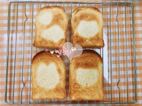 放入预热好的烤箱，中层，上下火，200度烤10分钟左右，上色即可关烤箱，具体温度根据自己烤箱调节。用巧克力酱挤出图案和表情即可。