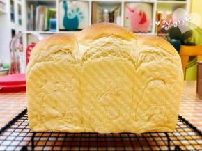 烤好的吐司放晾网上晾至手心温度，凉了再切片。