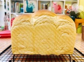 烤好的吐司放晾网上晾至手心温度，凉了再切片。