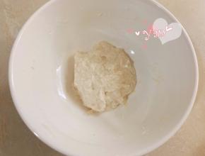 先做烫种。将高筋粉、开水和盐加入盆里，用刮刀拌匀，放凉备用。可提前一晚做好放冰箱冷藏。