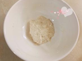 先做烫种。将高筋粉、开水和盐加入盆里，用刮刀拌匀，放凉备用。可提前一晚做好放冰箱冷藏。