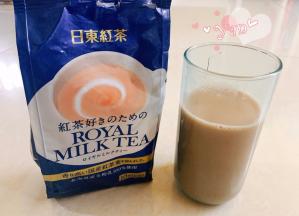 奶茶用开水冲开，放凉备用。
