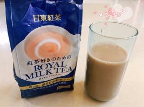奶茶用开水冲开，放凉备用。
