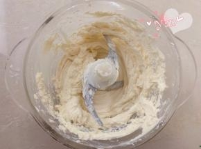 做奶酪馅。奶油奶酪、香草精、细砂糖倒入搅拌器里搅至顺滑无颗粒状。