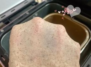 能拉出较为结实的半透明薄膜。