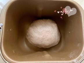 除黄油外的主面团材料+冷透的烫种，先液体后固体的顺序放入面包机桶内。揉面20分钟后再加入黄油揉15分钟。
