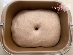 手指蘸粉戳洞不回弹不塌陷。