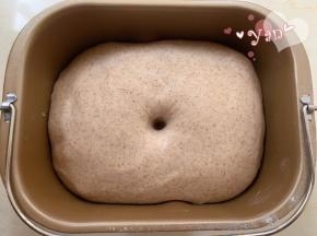 手指蘸粉戳洞不回弹不塌陷。