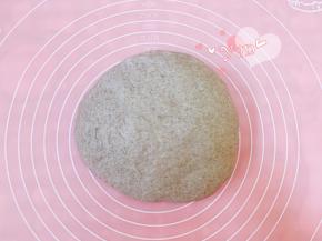 发酵好的面团取出排气。