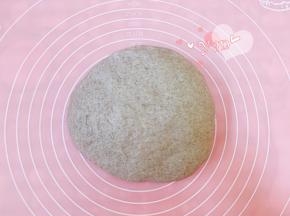 发酵好的面团取出排气。