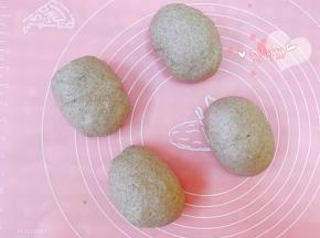 整理成椭圆形的面团，盖上保鲜膜松弛20分钟。