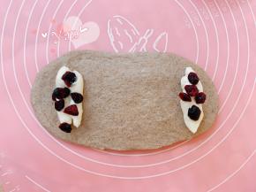 翻面，两端挤上奶酪馅，放上少许蔓越莓干。