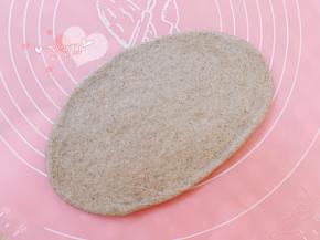 取一松弛好的面团擀开。