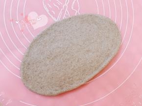 取一松弛好的面团擀开。