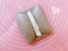 中间挤上奶酪馅。