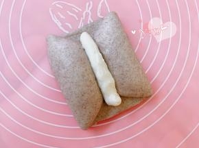 中间挤上奶酪馅。