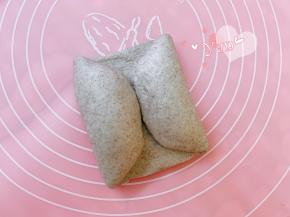 两端分别向上、向下包住馅料压紧。