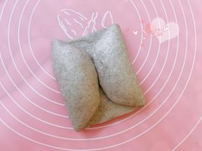 两端分别向上、向下包住馅料压紧。