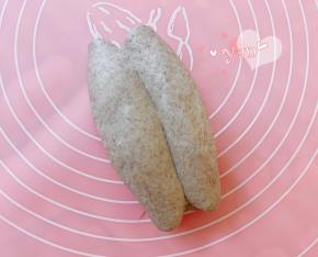 两端向中间包住馅料。