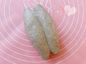 两端向中间包住馅料。