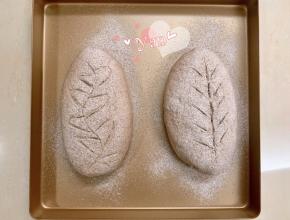 发酵好的面团筛上全麦粉，割包。