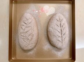 发酵好的面团筛上全麦粉，割包。