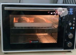 放入预热好的烤箱，中层，上下火190度烤20分钟。