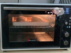 放入预热好的烤箱，中层，上下火190度烤20分钟。