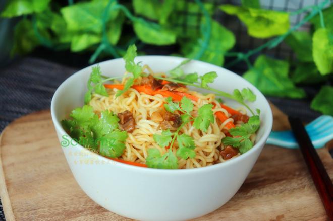 花蛤香辣酱拌面