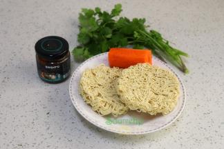 食材：鸡蛋面、花蛤香辣酱、香菜、胡萝卜、凉拌酱油。