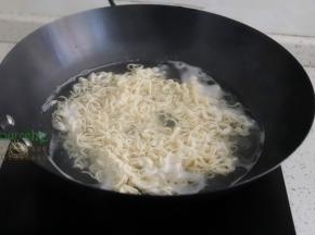 锅里倒入适量的水煮沸之后，放入面条，煮软之后，用筷子搅拌让面条松散，这样能快速煮熟。