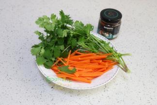 胡萝卜去皮洗净切丝，香菜洗净沥干水，所有食材备用好。